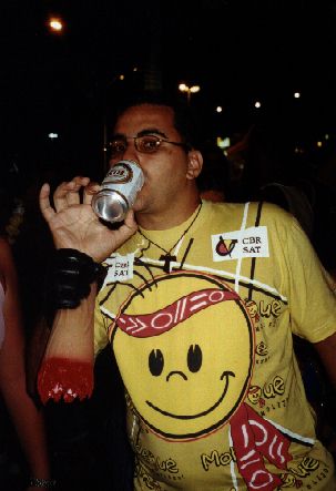 Carnaval de 2001 recebendo uma "mãozinha" pra descer redondo...